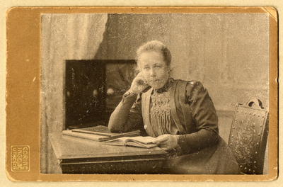 105799 Portret van Marie G. Lulofs, geboren 1 september 1854, echtgenote van Samuel Muller Fz., voorzitster van de ...